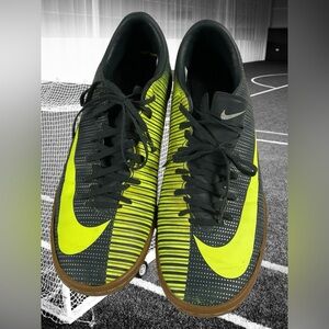 Nike Men's MercurialX Victory VI CR7 IC Black/Neon Yellow Indoor Soccer Size 7